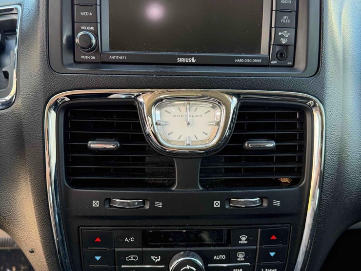 2015-chrysler-town-&-country-image-21