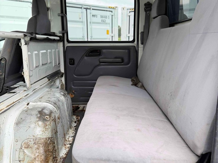2016-isuzu-nqr-image-16