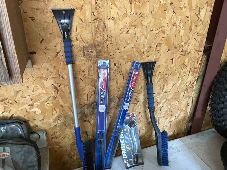 #9245-•-lot-of-automotive-and-rv-items-image-12