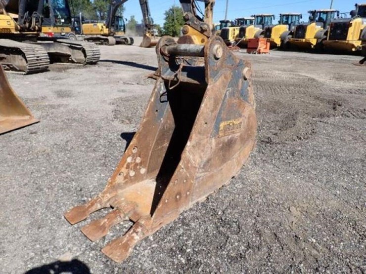 2025-deere-250g-lc-image-1