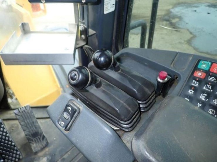 2018-deere-744k-image-16