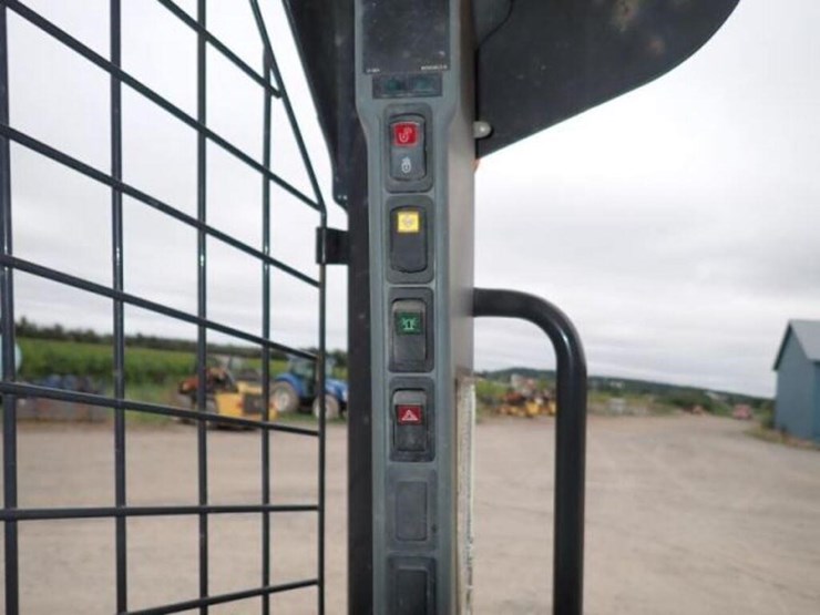 2015-new-holland-c232-image-15