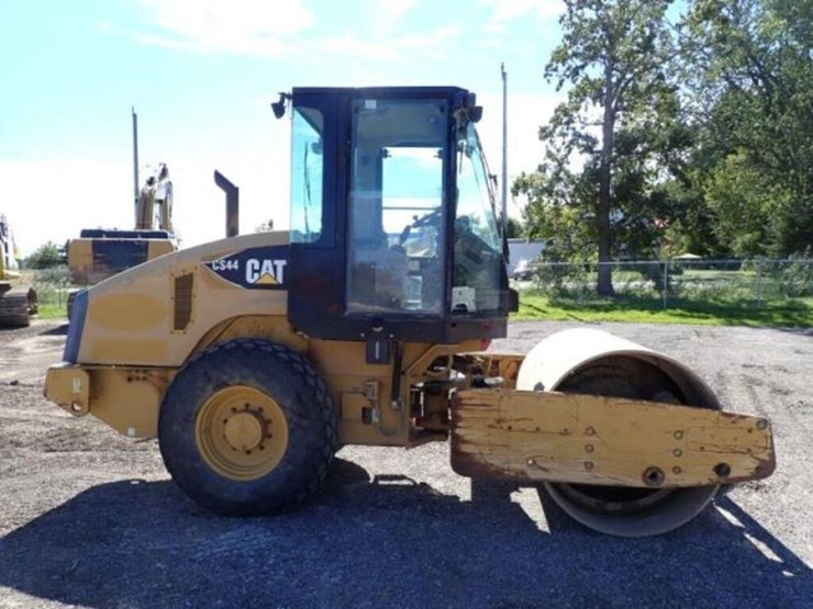 2011-caterpillar-cs44-image-4