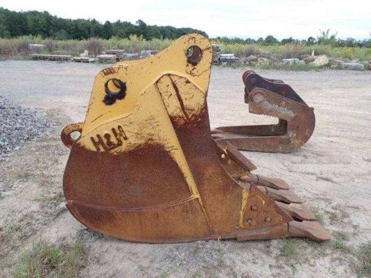 2020-john-deere-330-image-4