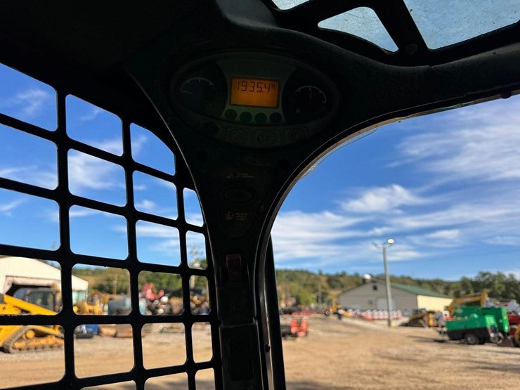 2023-bobcat-t740-image-24