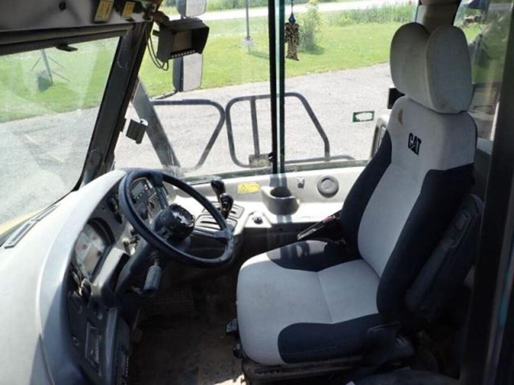 2009-caterpillar-725-image-18