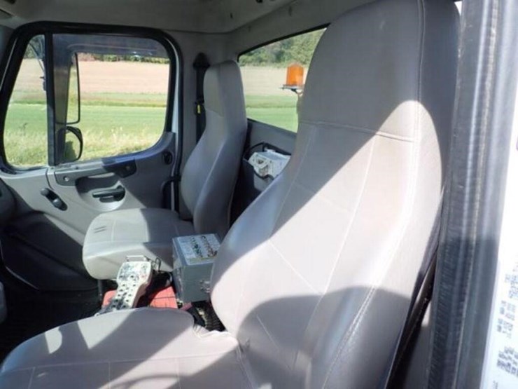 2015-freightliner-114sd-image-21