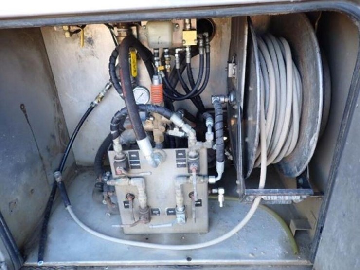 2020-freightliner-114sd-image-45
