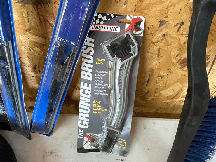 #9245-•-lot-of-automotive-and-rv-items-image-7