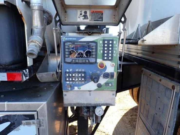 2020-freightliner-114sd-image-46
