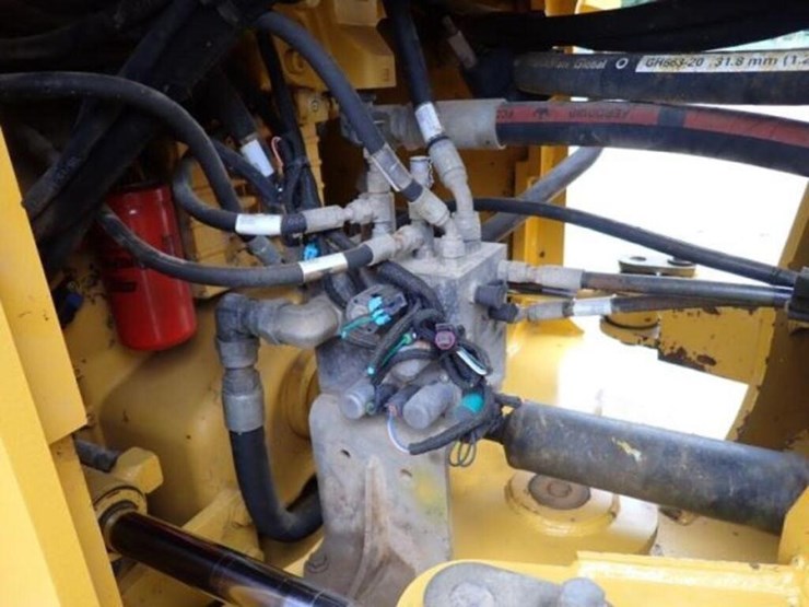 2014-deere-624k-image-53