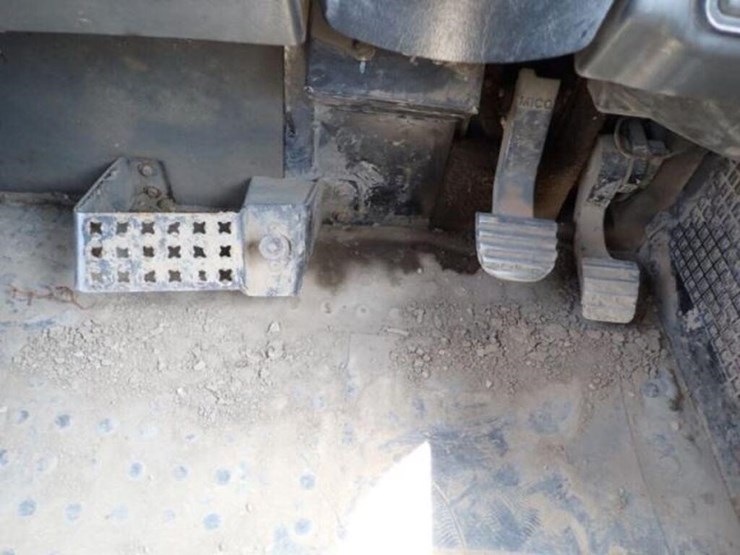 2009-caterpillar-725-image-13
