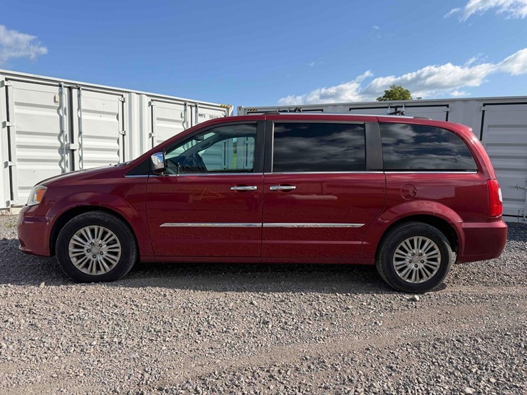 2015-chrysler-town-&-country-image-2
