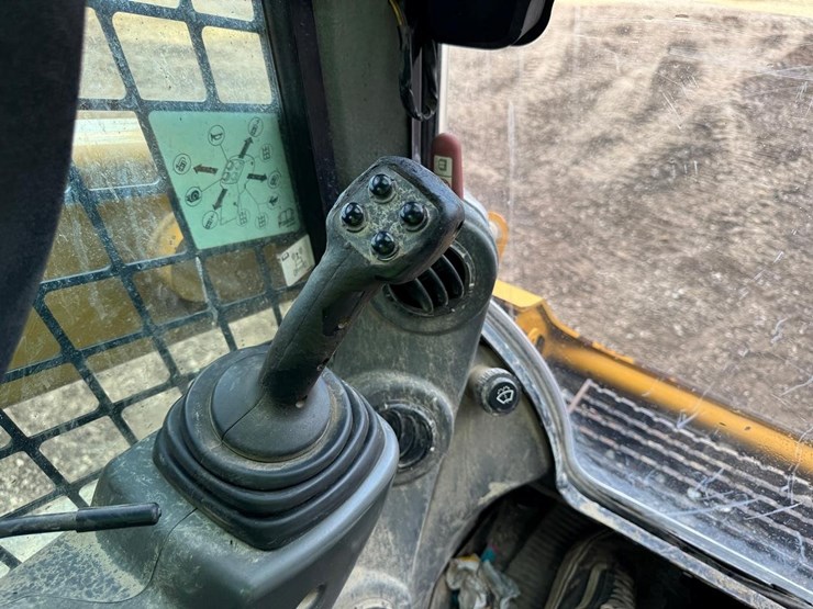 2016-caterpillar-259d-image-28