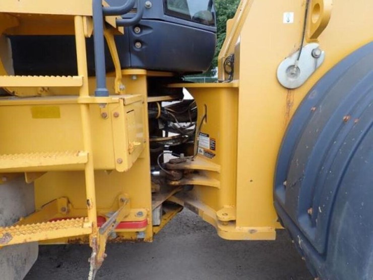 2018-deere-744k-image-50