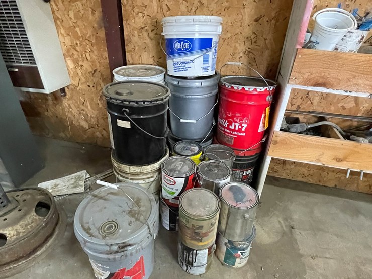 #9227-•-lot-of-paint-and-other-liquids-image-16