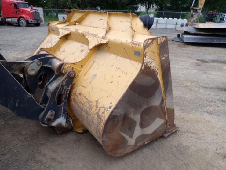 2018-deere-624k-image-30