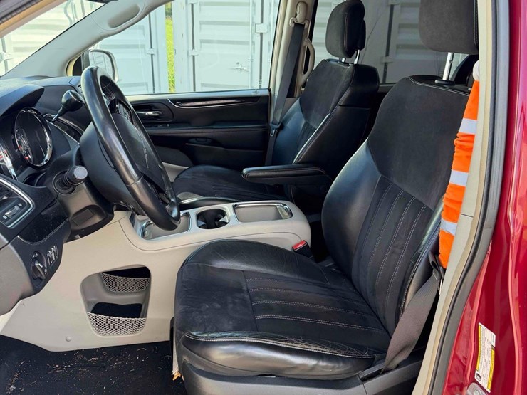 2015-chrysler-town-&-country-image-16