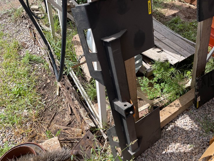 #9183-•-vevor-skid-steer-hitch-plate-image-3