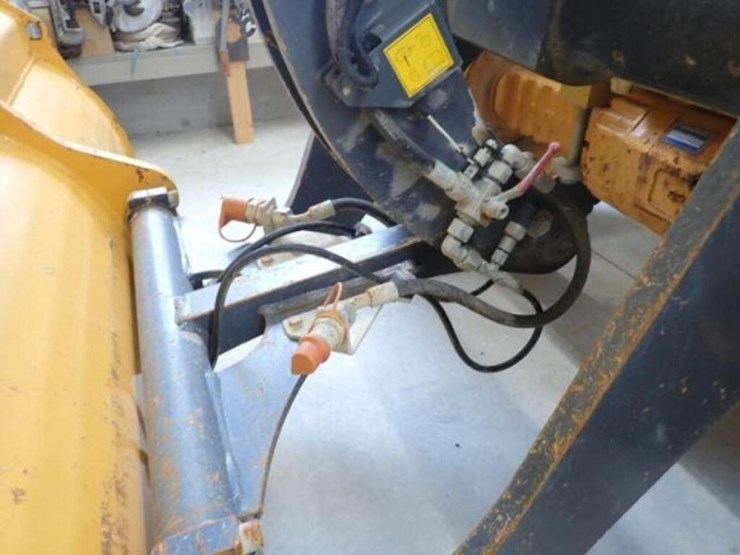 2011-deere-304j-image-8