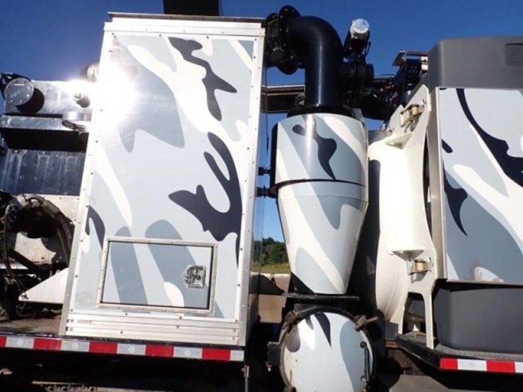 2020-freightliner-114sd-image-34
