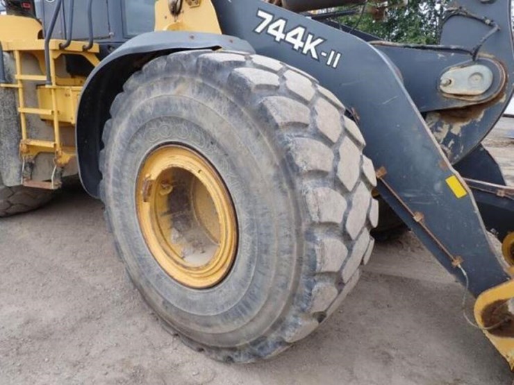 2018-deere-744k-image-56