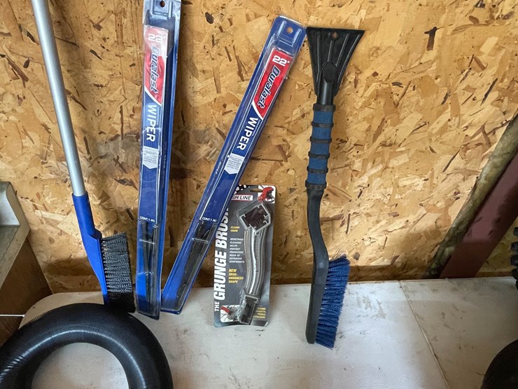 #9245-•-lot-of-automotive-and-rv-items-image-6