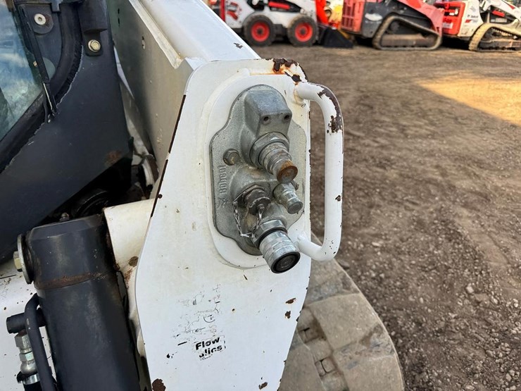 bobcat-t870-image-12