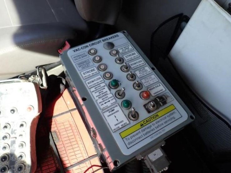 2015-freightliner-114sd-image-33