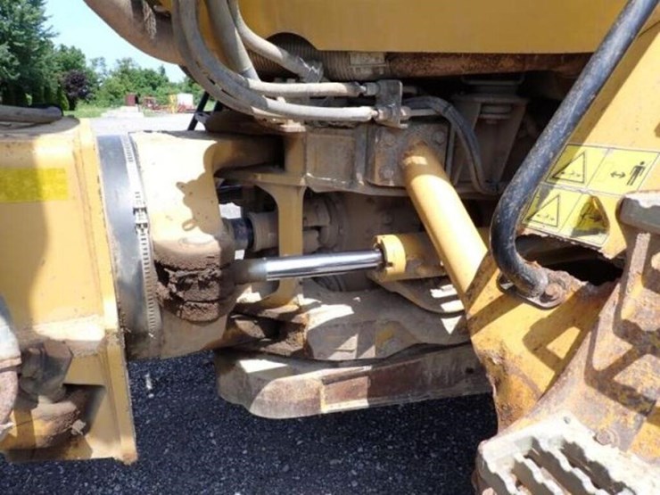 2009-caterpillar-725-image-54
