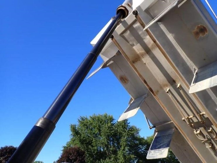 2024-western-star-49x-image-72