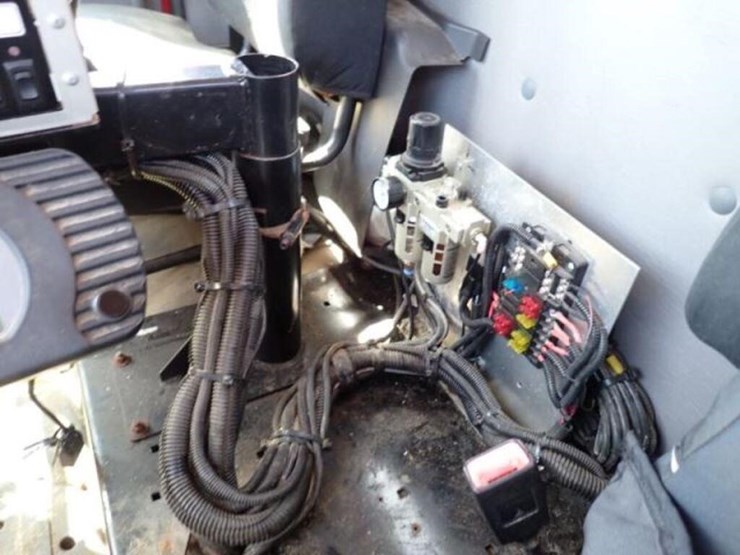 2015-freightliner-108sd-image-24