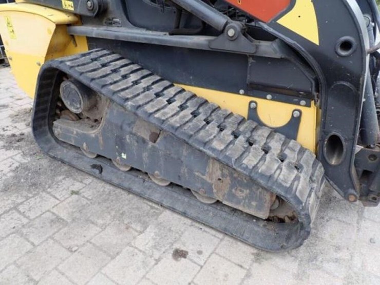 2015-new-holland-c232-image-42
