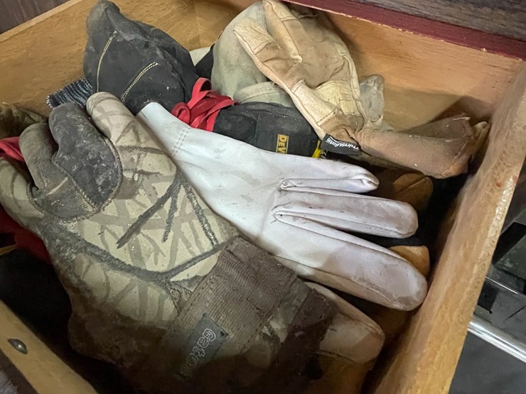 #9213-•-glove-lot-image-2