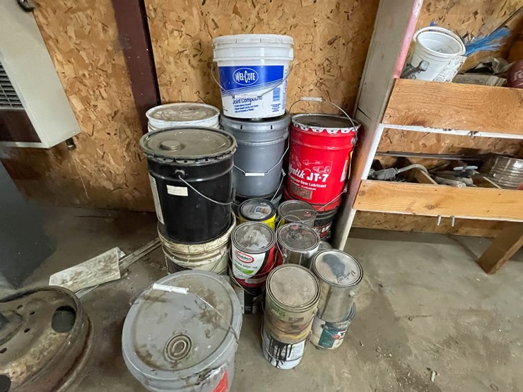 #9227-•-lot-of-paint-and-other-liquids-image-17