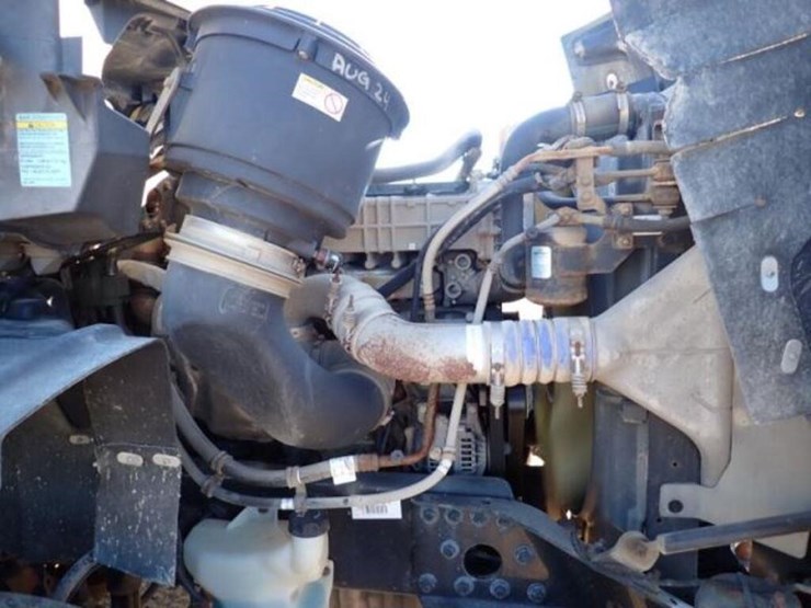 2020-freightliner-114sd-image-19