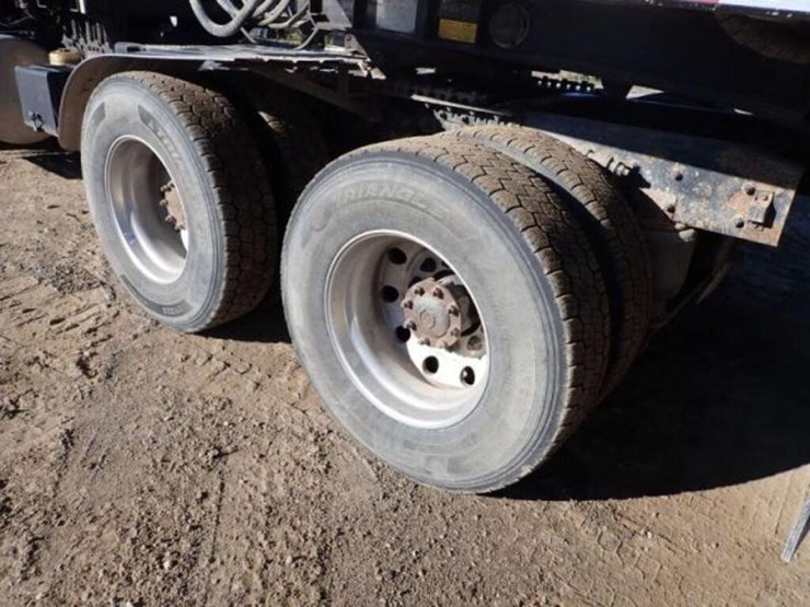 2020-freightliner-114sd-image-31