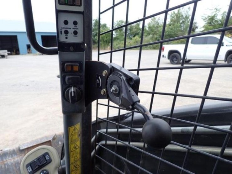 2015-new-holland-c232-image-12
