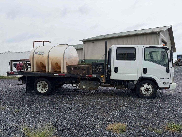 2016-isuzu-nqr-image-6