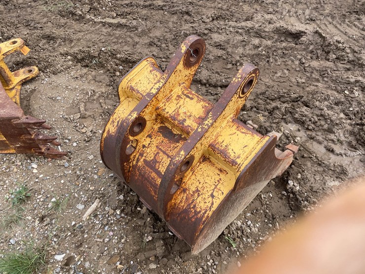 #9173-•-john-deere-backhoe-bucket-image-2