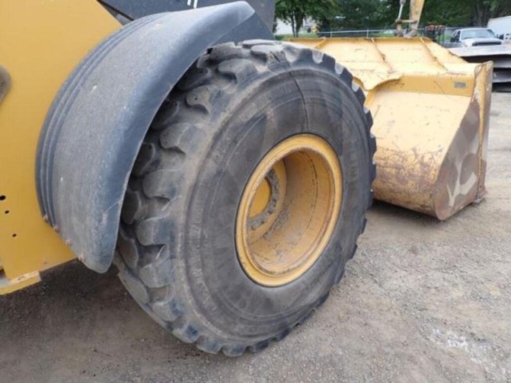 2018-deere-624k-image-54