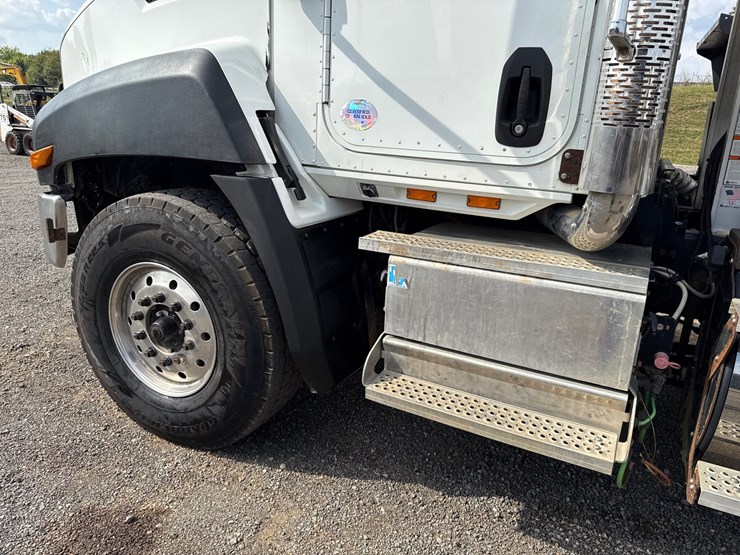 2017-caterpillar-ct660-image-12
