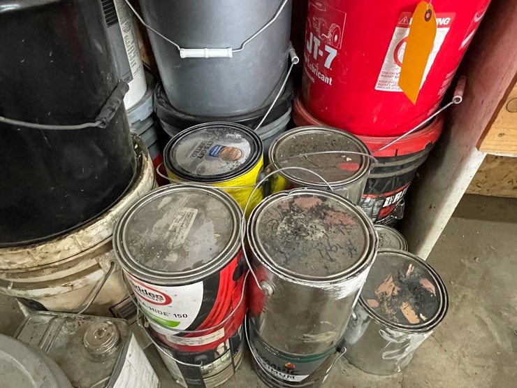 #9227-•-lot-of-paint-and-other-liquids-image-12
