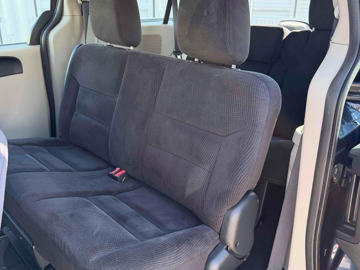 2014-dodge-grand-caravan-image-14