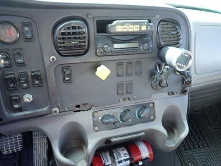2015-freightliner-114sd-image-31