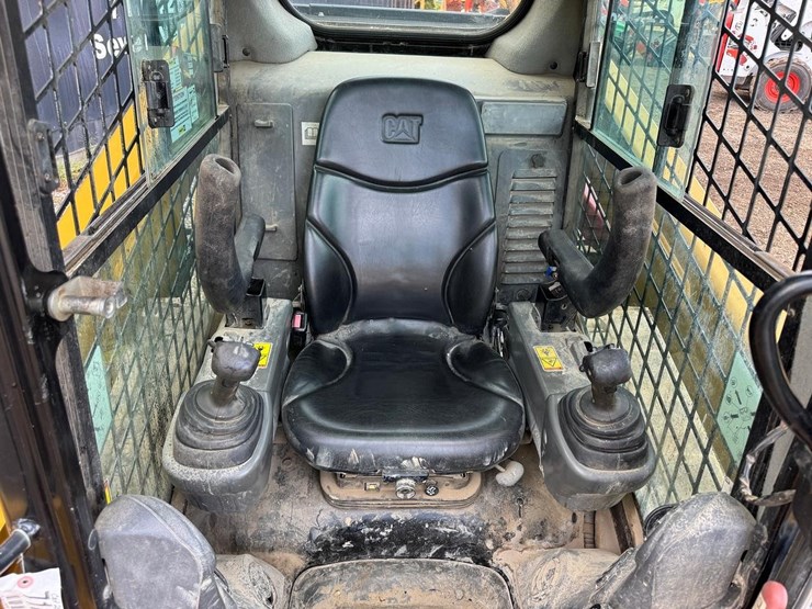 2016-caterpillar-259d-image-23