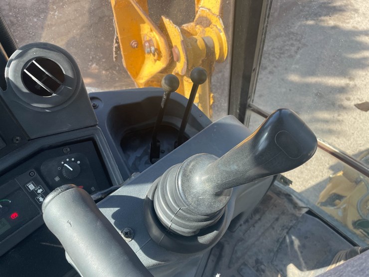 #9150-•-backhoe-loader-image-41