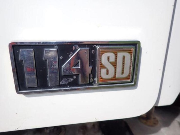 2015-freightliner-114sd-image-8