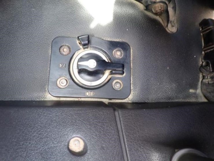 2015-freightliner-114sd-image-23