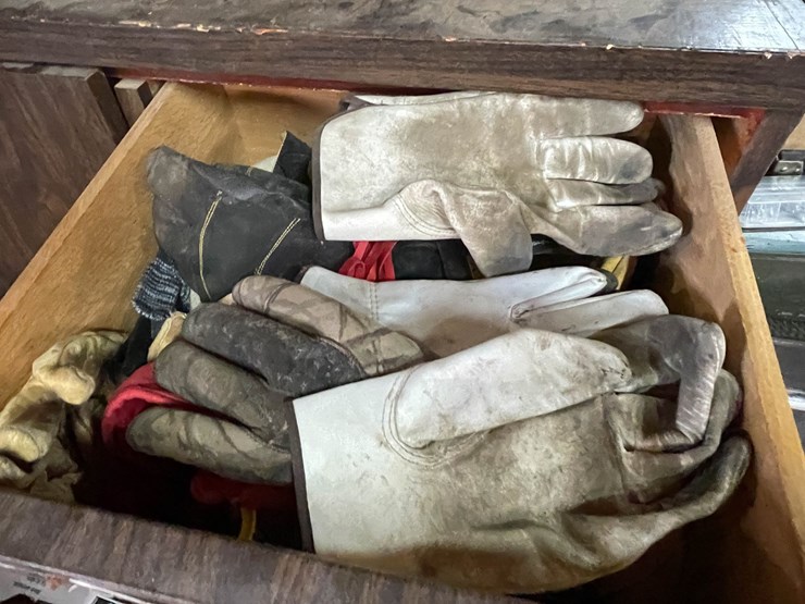 #9213-•-glove-lot-image-1